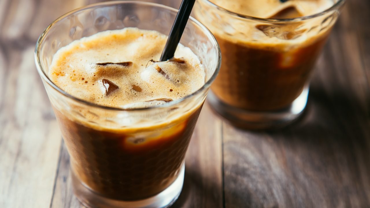 Café mediano con hielo