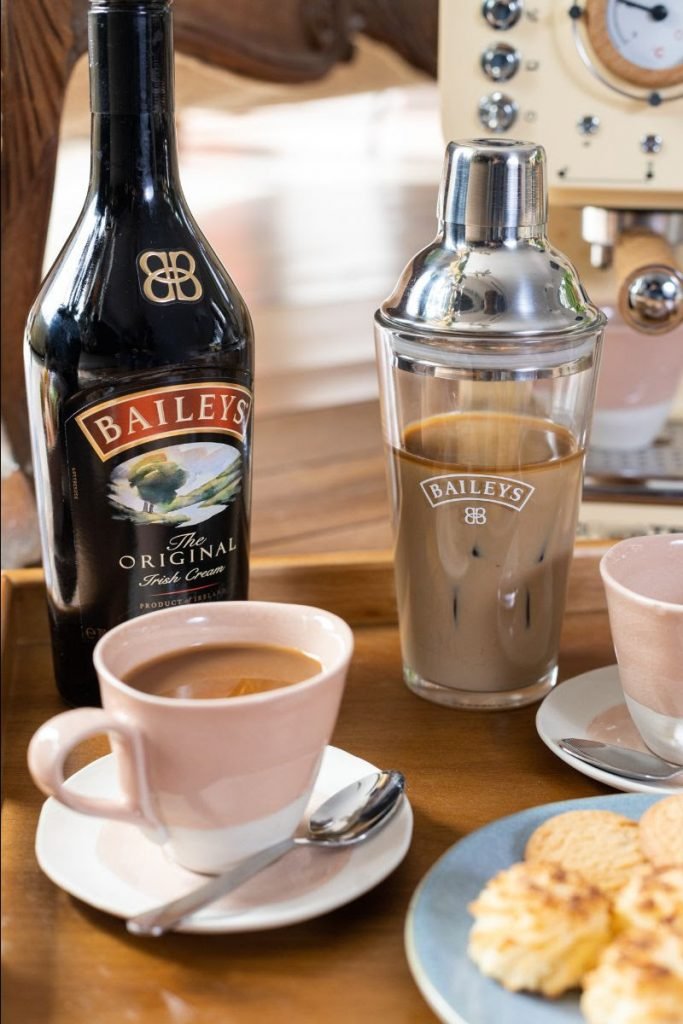 Café con leche mediano con hielo y baileys